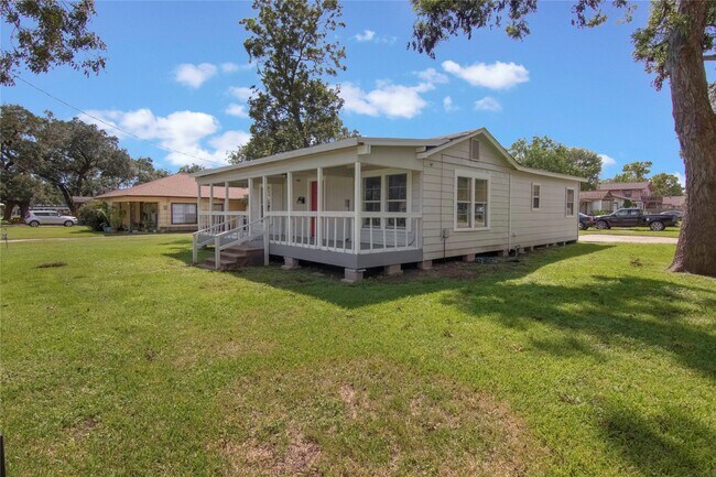 Building Photo - 504 Billington St