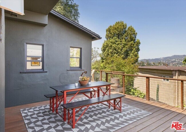 Foto del edificio - 2467 Silver Ridge Ave