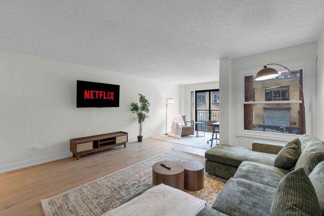 Building Photo - 626 Adelaide St W