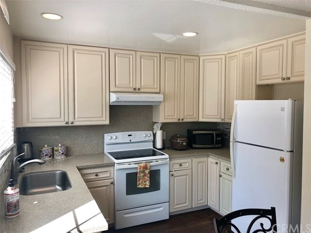 Building Photo - 65 Streamwood