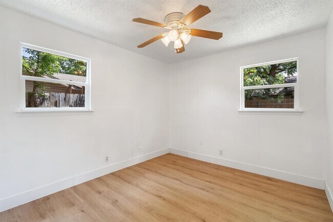 Building Photo - 6801 Villita Avenida