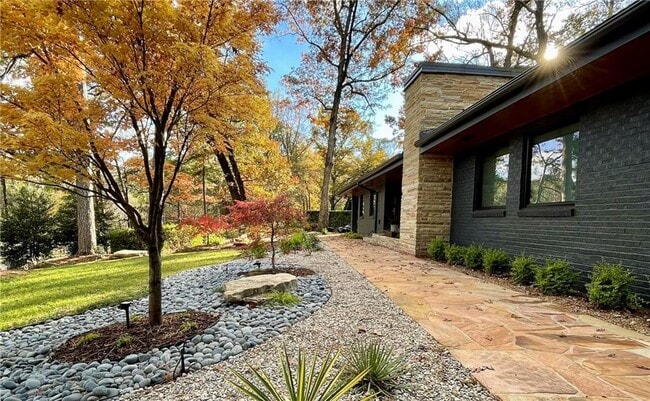 Building Photo - 1904 Lenox Rd NE