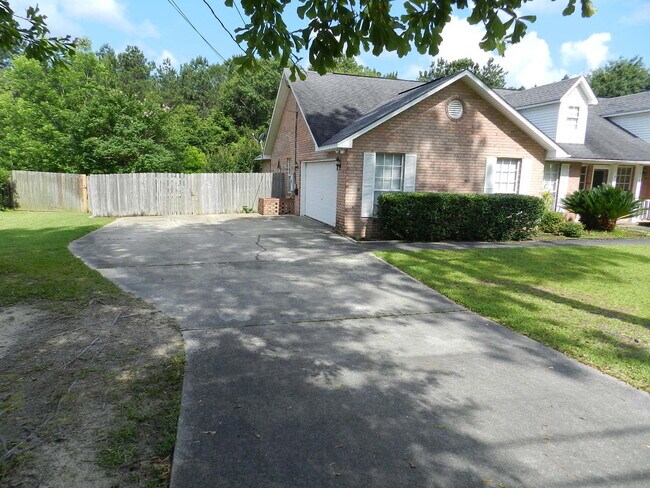 Foto del edificio - Spacious 4-Bedroom Home - Woodbine Springs