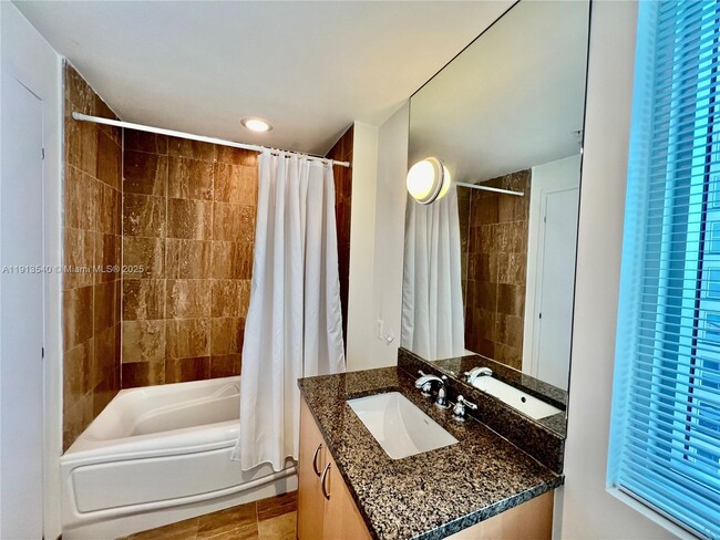 Foto del edificio - 300 S Biscayne Blvd