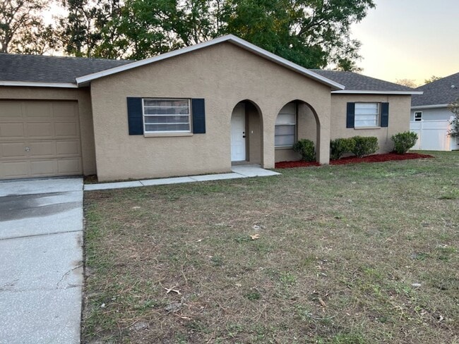 Building Photo - Nice 3/2/1 located in Spring Hill