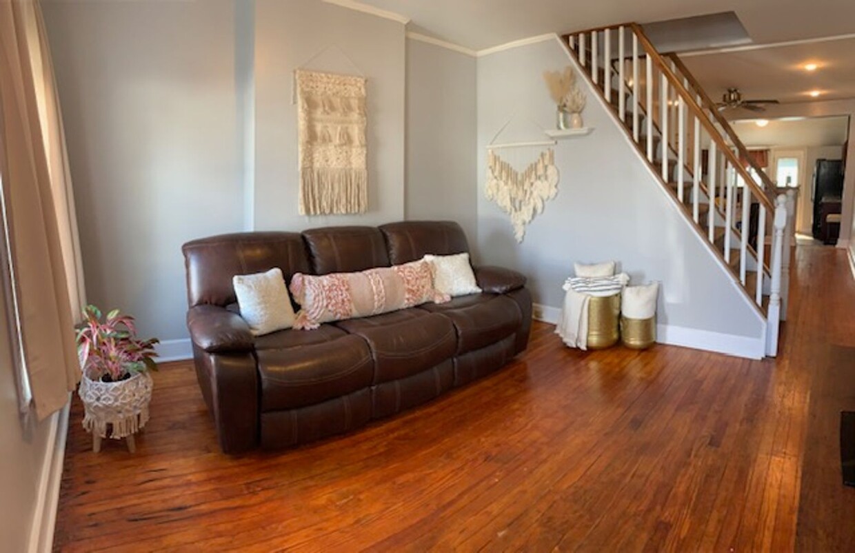 Foto principal - Spacious 4-Bedroom Townhouse in Conshohocken!