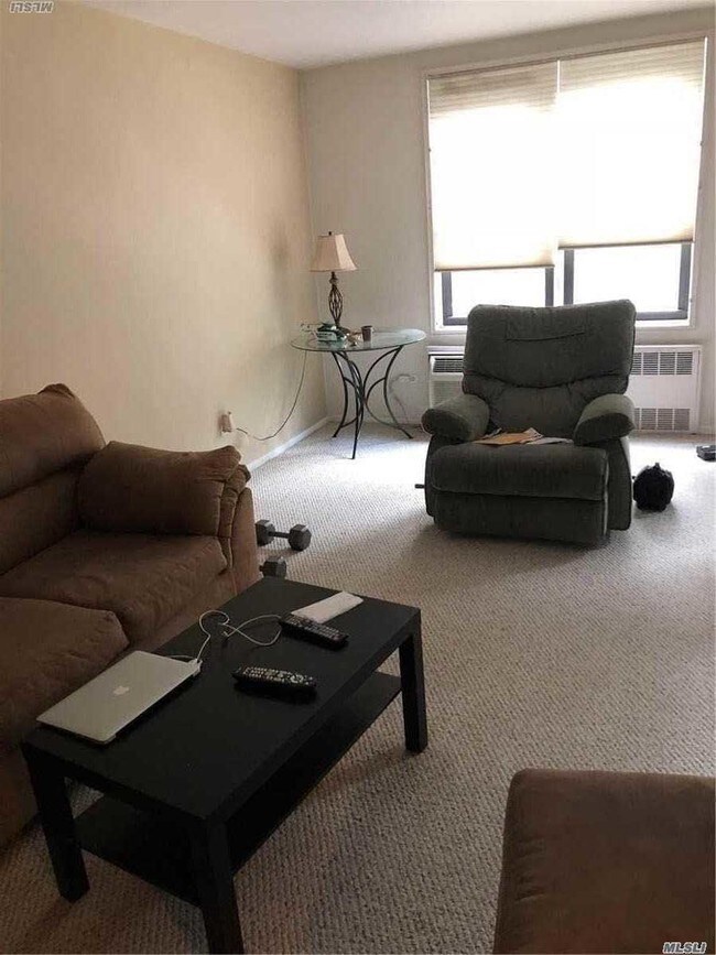 Foto del edificio - 43-25 Douglaston Pkwy