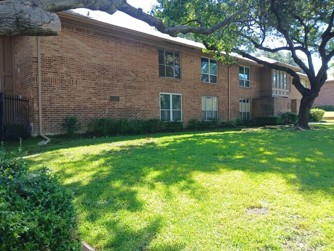 Foto del edificio - (MOVE IN SPECIAL) 50% OFF 1st MONTHS RENT) 2 Bedroom, 1 Bath Condo Near 75 and Walnut Hill Road i...