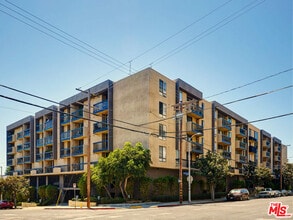 Building Photo - 7320 Hawthorn Ave Building Photo - 7320 Hawthorn Ave