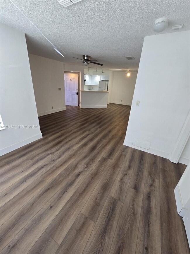 Foto del edificio - 3340 Pinewalk Dr N