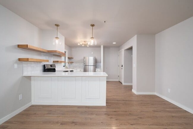 Building Photo - Modern Waterfront Living at The McCormick Pier! Call TODAY to schedule a tour! 503-664-4101