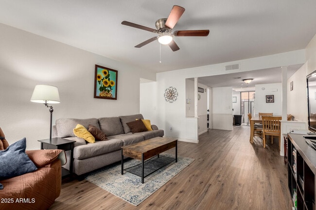 Foto del edificio - 1927 E Hampton Ave