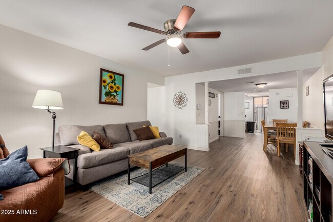 Building Photo - 1927 E Hampton Ave