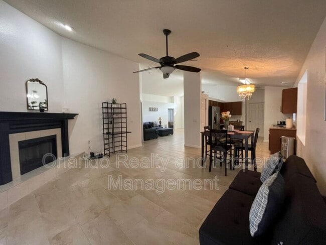 Foto del edificio - 5721 Rywood Dr