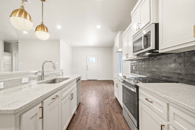 Foto del edificio - New Luxurious Townhome Located In Abbey Gl...