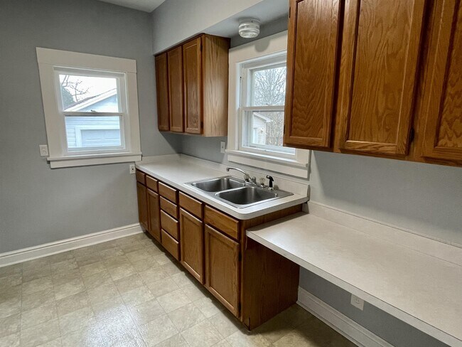 Building Photo - 235 Meadowbrook Ave