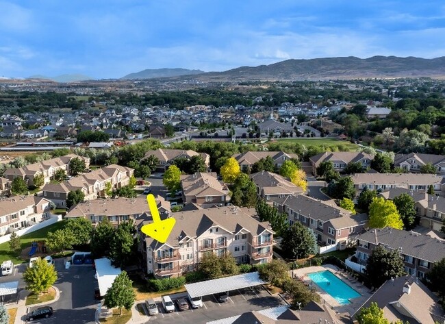 Bright 3-Bed, 2-Bath Condo with Mountain Views & Community Amenities - Bright 3-Bed, 2-Bath Condo with Mountain Views & Community Amenities