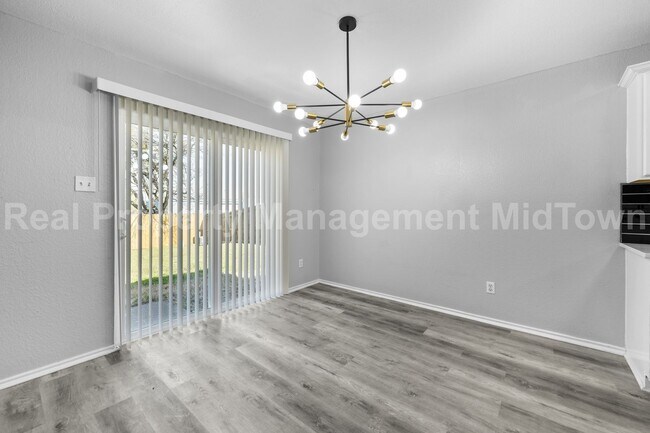 Building Photo - 2205 Bolivar Dr