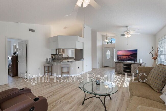 Foto del edificio - 615 Juniper Way