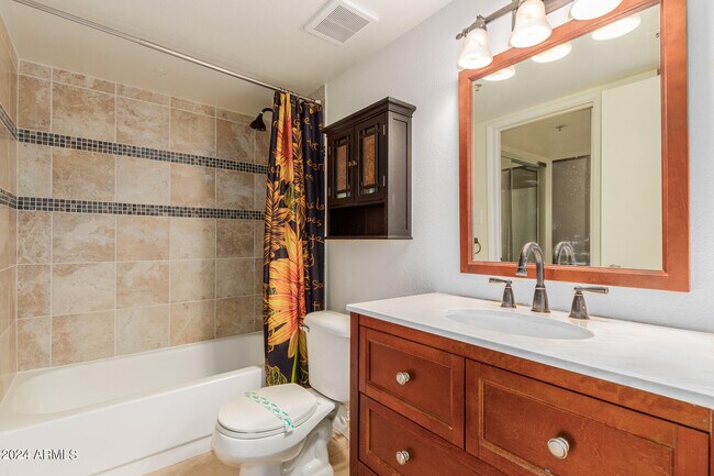 Foto del edificio - 7950 E Camelback Rd