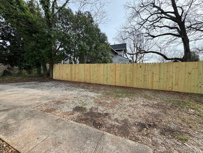 Building Photo - Newly Renovated 3 Bedroom Home