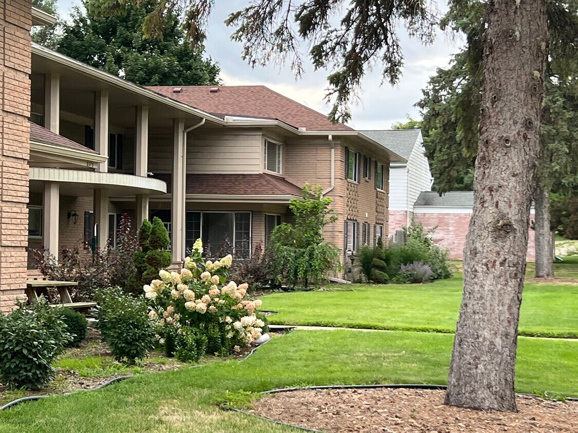 2375 Walton Blvd Unit 8, Rochester Hills, MI 48309 Condo for Rent in