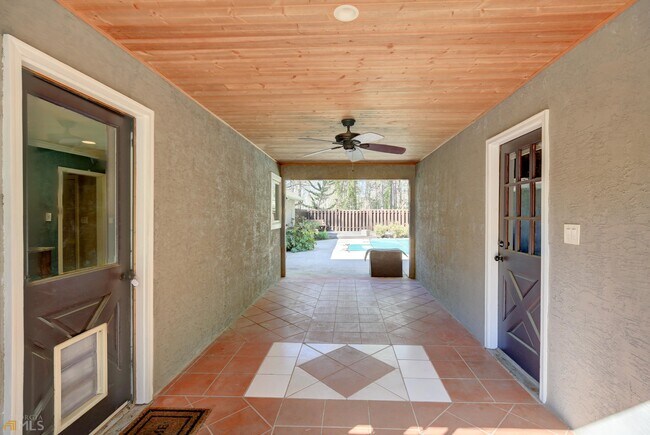 Foto del edificio - 240 Browns Hill Ct