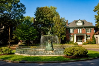 Building Photo - 1432 St James Ct