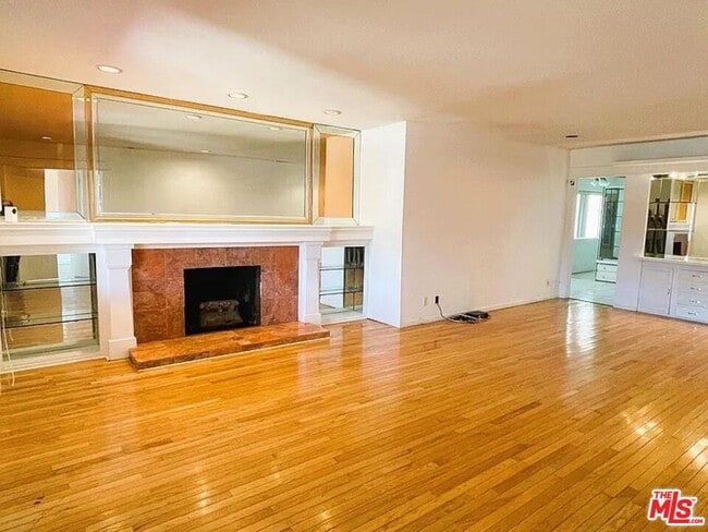 Building Photo - 755 N Kenmore Ave