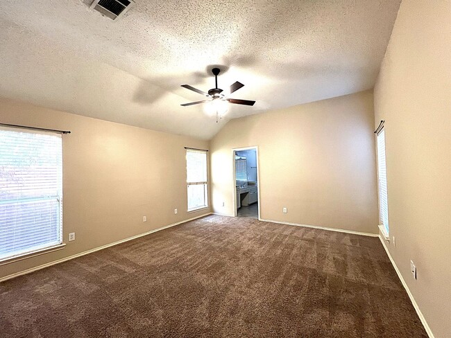 Building Photo - Incredible Home!