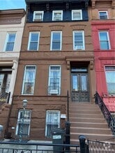 Building Photo - 628 Hancock St