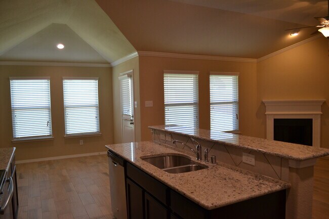 Building Photo - Lease in Heartland area - 4/2/2