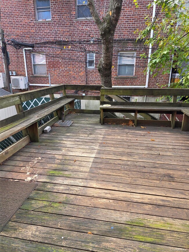 Foto del edificio - 142-26-142-61 61st Rd