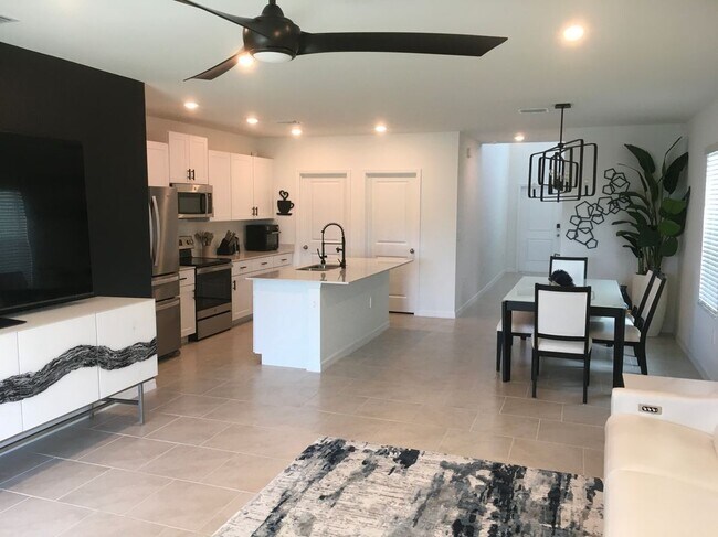 Foto del edificio - 12134 Monterey Pine Ln