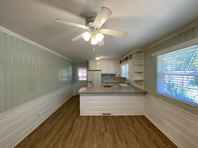Foto del edificio - 1431 Capri Rd SW