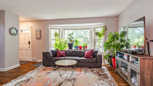 Building Photo - 6816 W Dickens Ave