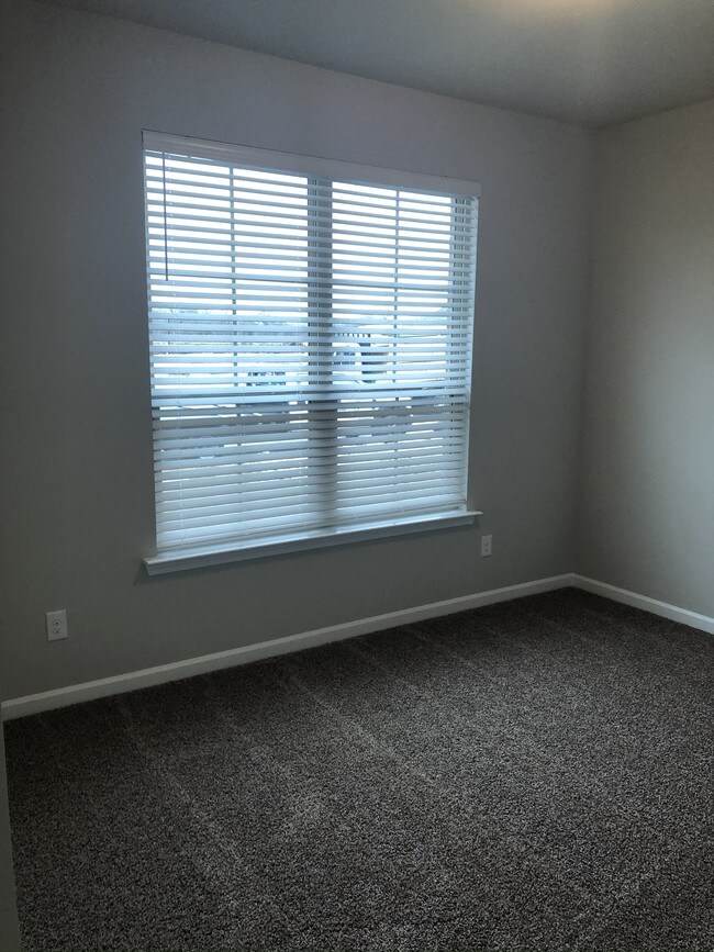 Building Photo - 2089 Ridgefield Ave