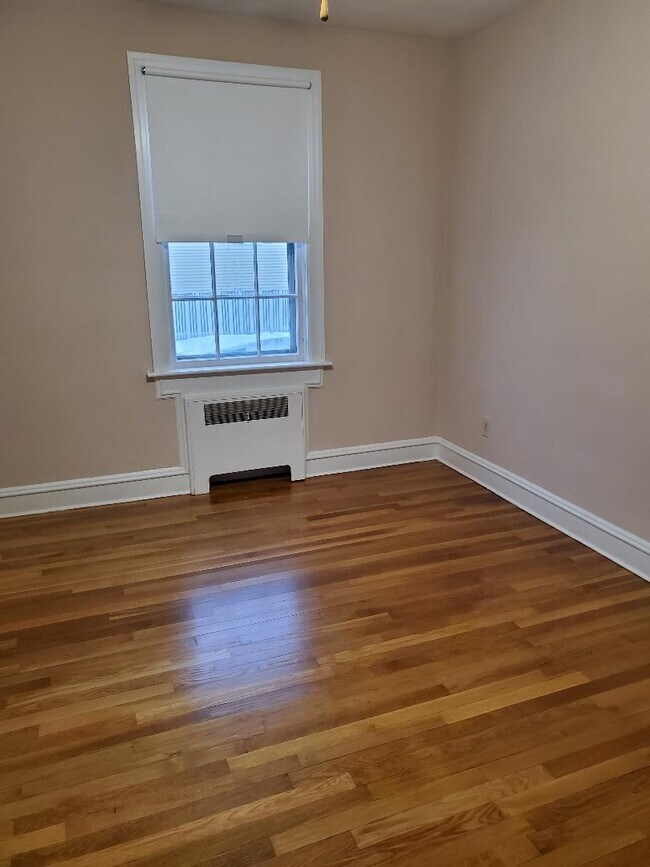 bedroom - 626 S Main St