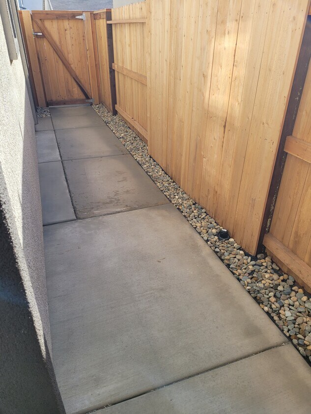 Foto del edificio - 8055 Monterey Pebble Way