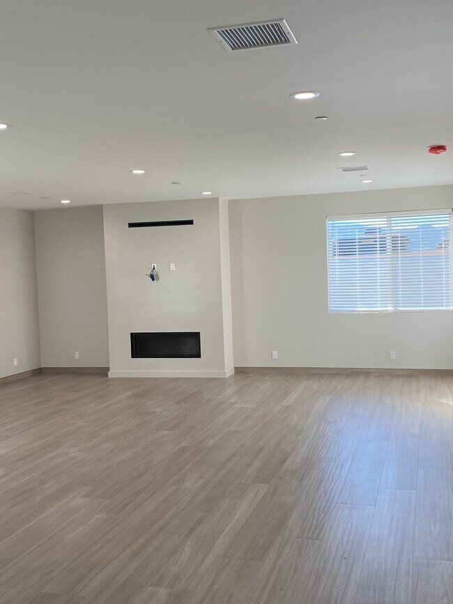 Building Photo - 3155 E San Juan Rd