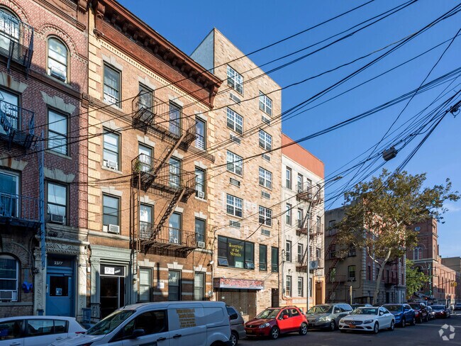 Foto del edificio - 2381 Belmont Ave