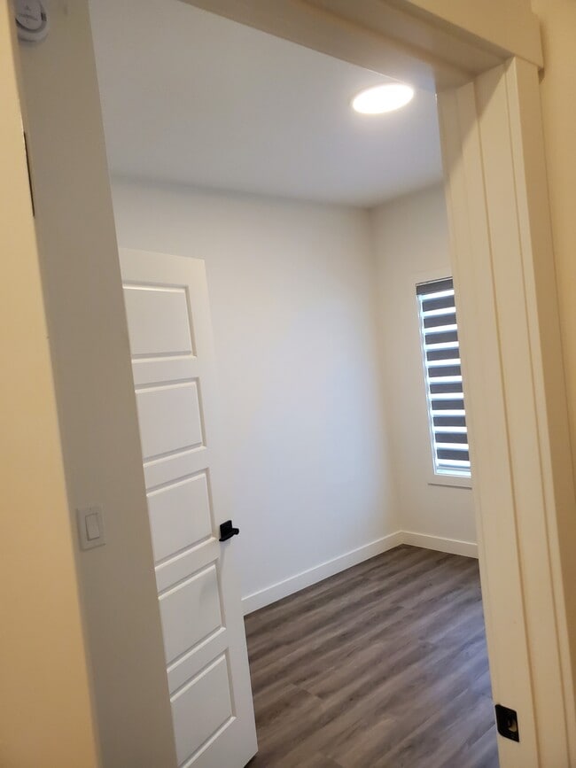 Photo du bâtiment - 17314-1736a 6a St NE