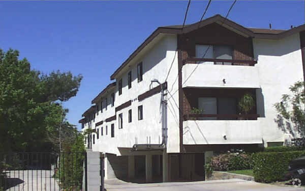 Building Photo - 10021 Pinewood Ave