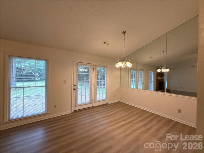 Foto del edificio - 13500 Stephendale Dr