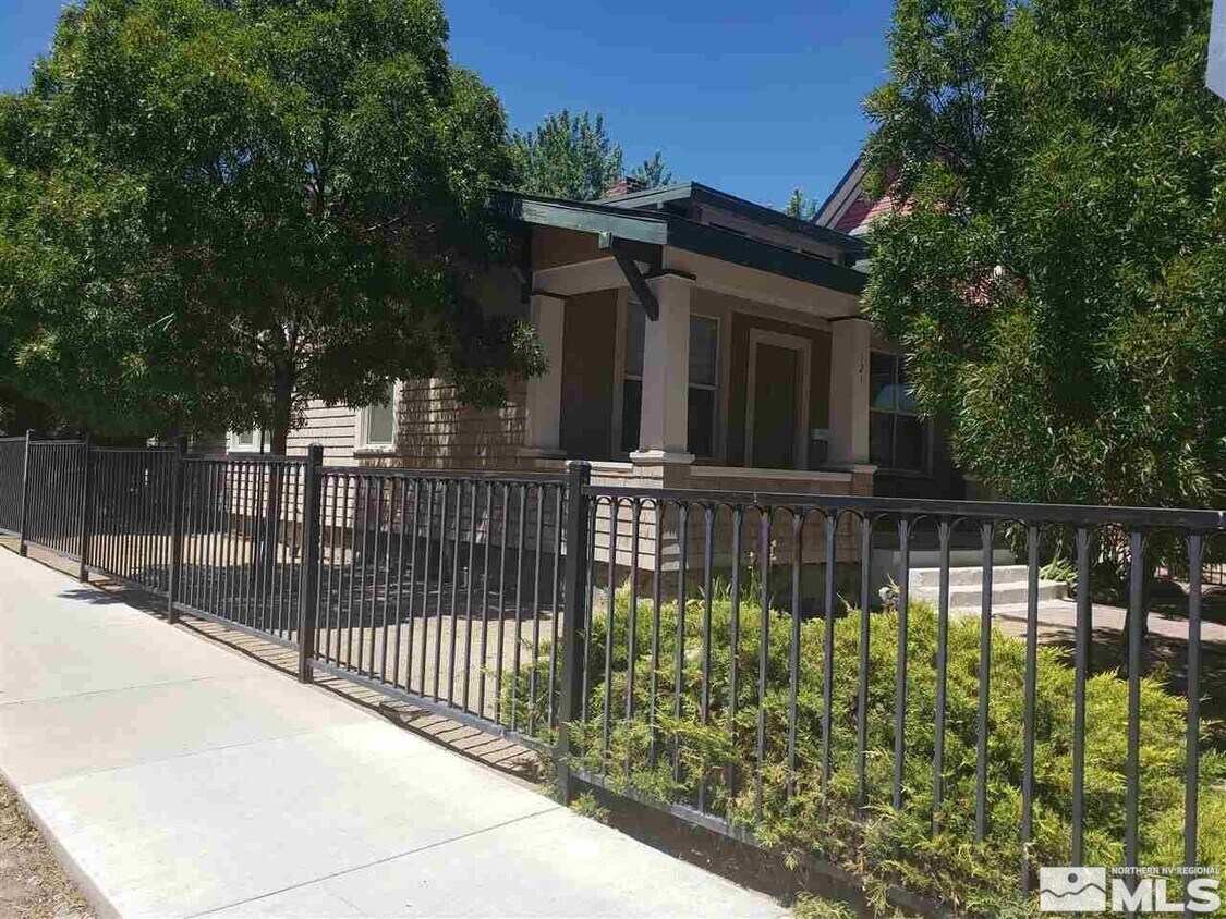 Primary Photo - 121 River Rock St