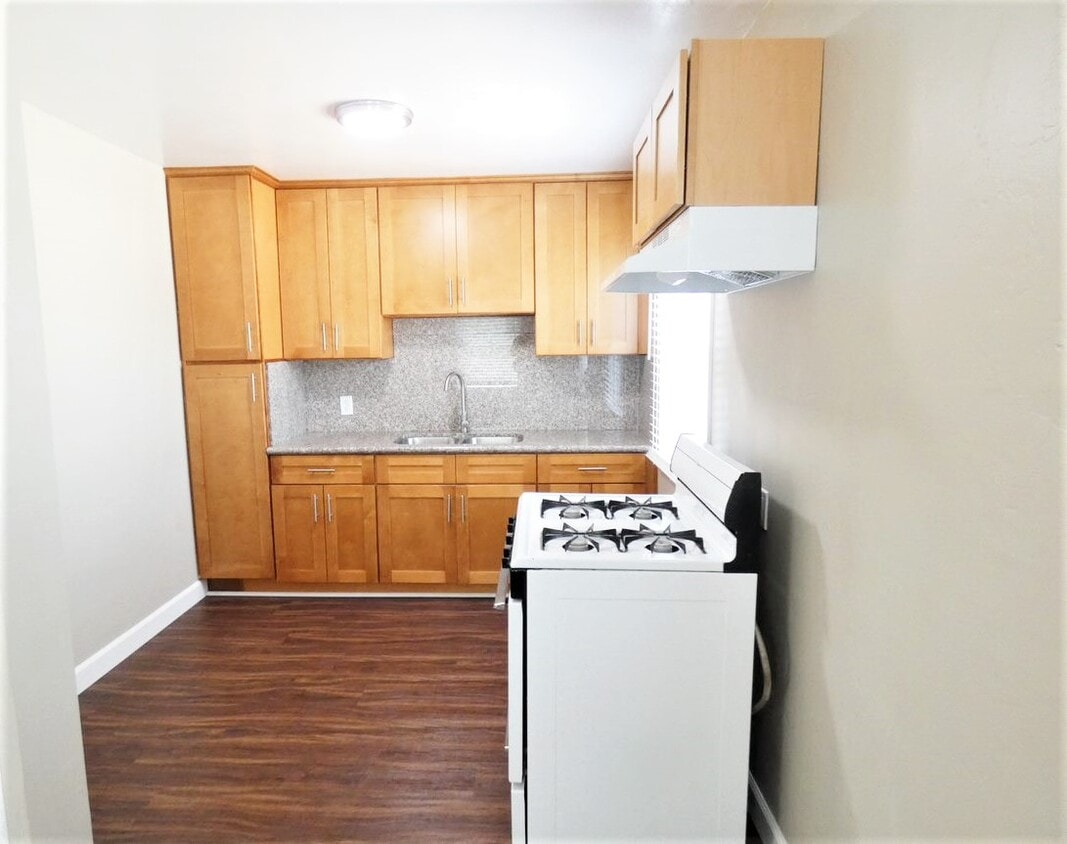 Primary Photo - 2237 Pine Ave