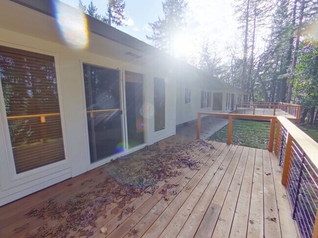 Building Photo - Large Beautiful Home in the Hills