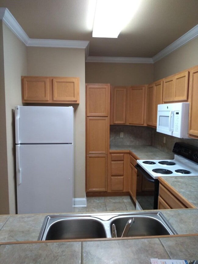 Building Photo - 2br/2ba h/c condo with washer dryer