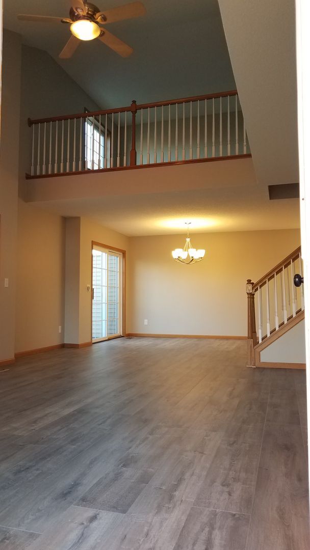 Building Photo - Spacious End Unit Townhouse