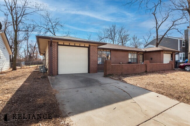 Building Photo - 2009 N Old Manor Rd